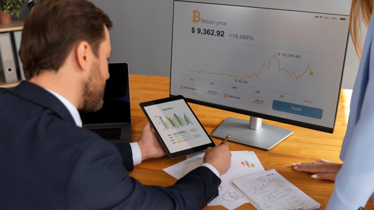 Broker de inversiones explicándole a su cliente sus resultados