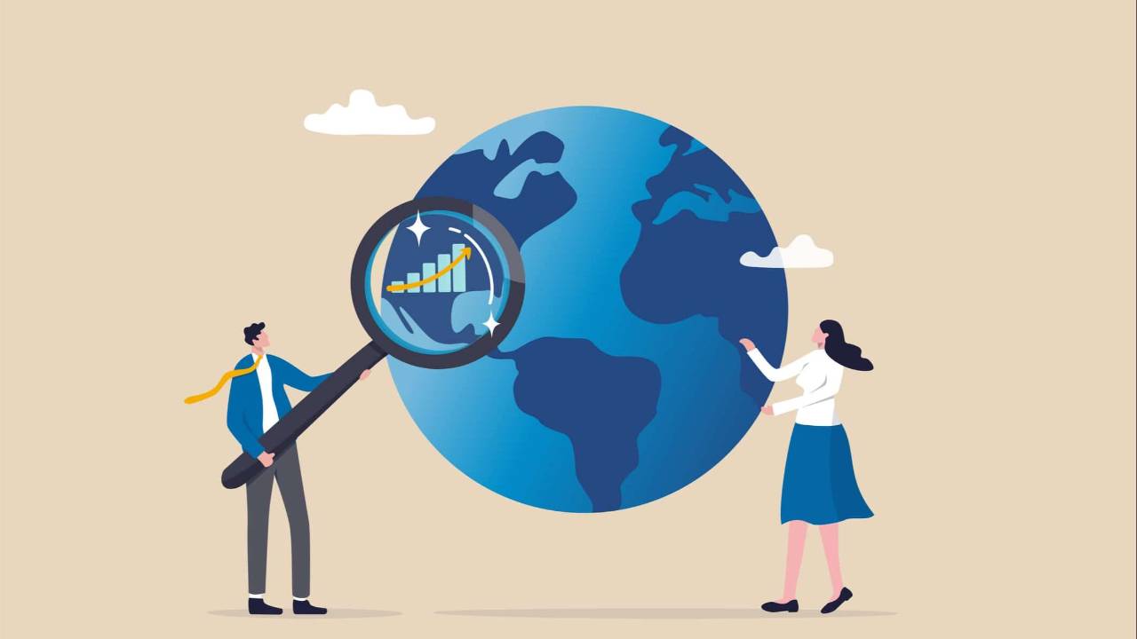 Dibujo del planeta tierra y un hombre que sostiene una lupa en la que se observa un gráfico de barras ascendente y una mujer. Estudian la economía internacional