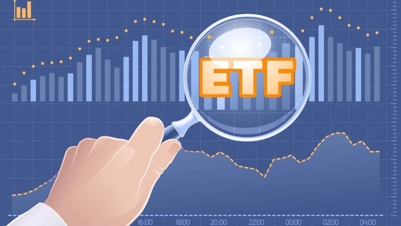 Dibujo de una gráfica de barras y una gran mano que sostiene una lupa en la que se ve ETFs