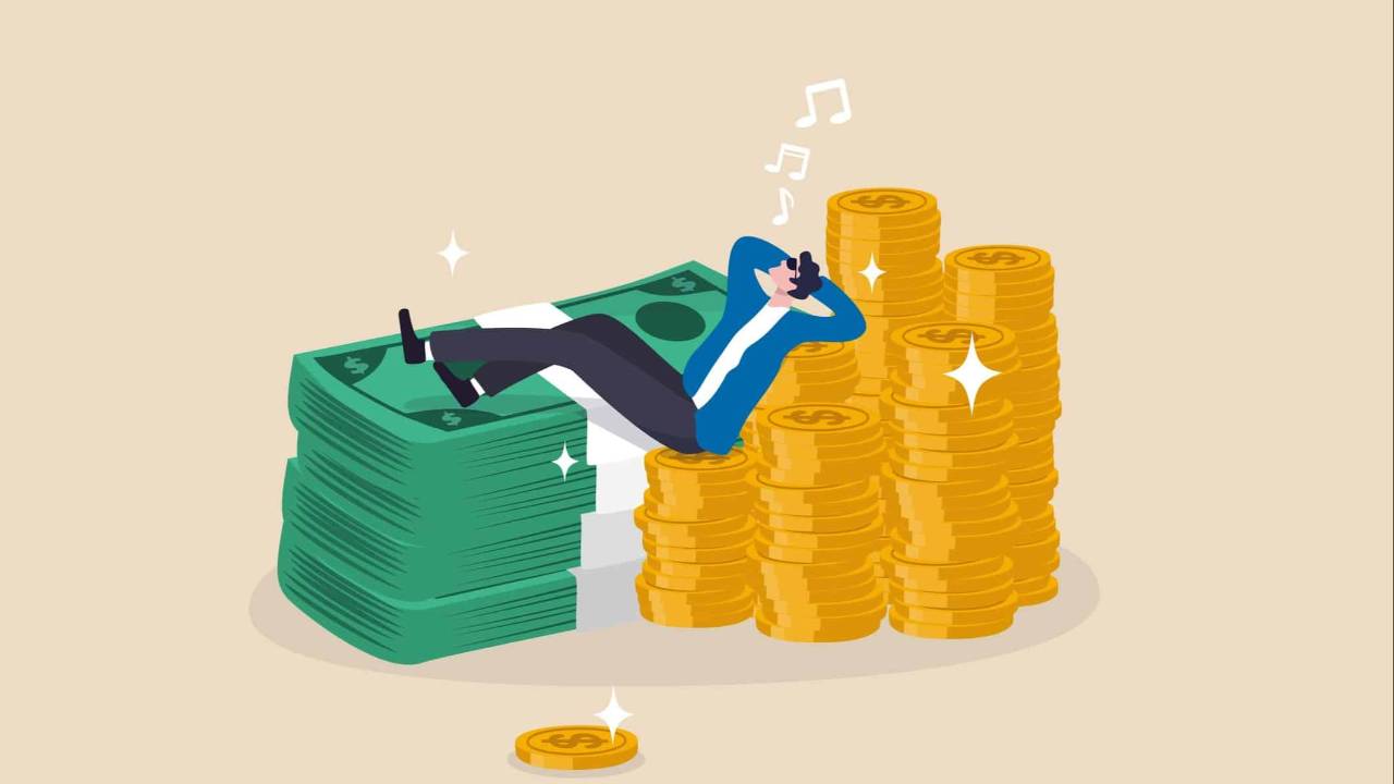 Dibujo de un hombre con saco azul y lentes oscuros que descansa sobre grandes billetes y monedas. Tiene ingresos pasivos