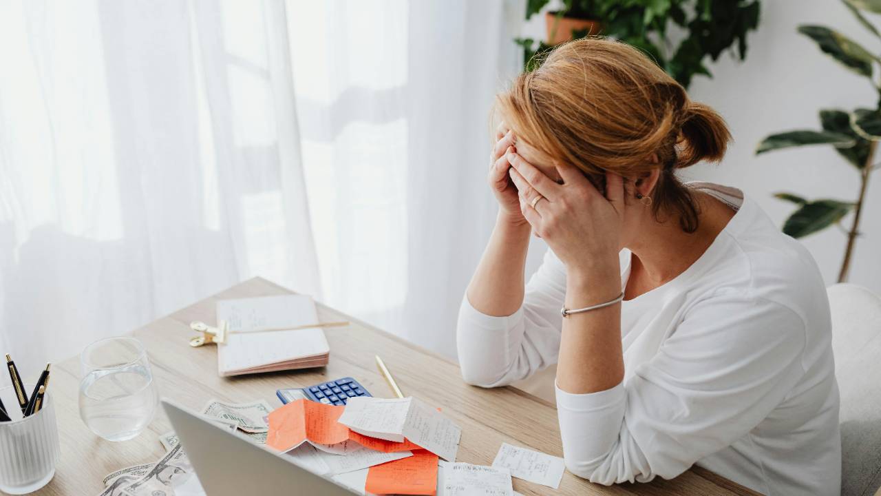 Portada de Blog sobre Cómo Salir de Deudas: Un Plan Paso a Paso (Con Ejemplos Prácticos)