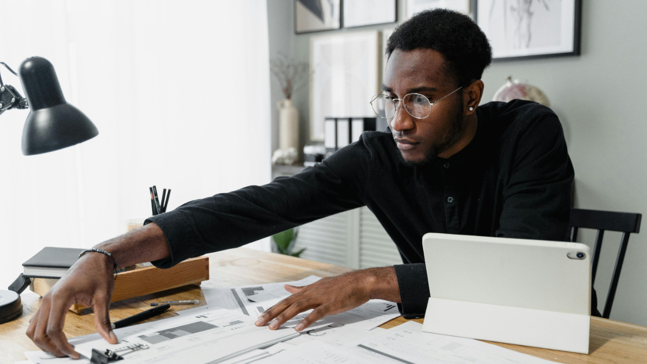 Portada de Blog sobre Cómo la inteligencia artificial cambia la gestión de inversiones, hombre gestionando sus inversiones con inteligencia artificial.